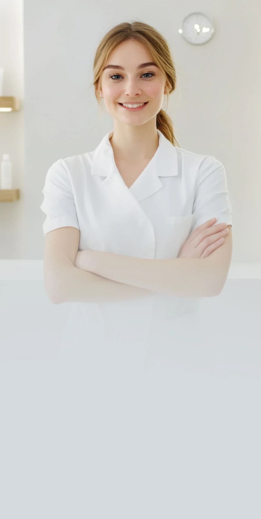 Kobieta w salonie kosmetycznym z założonymi rękami.