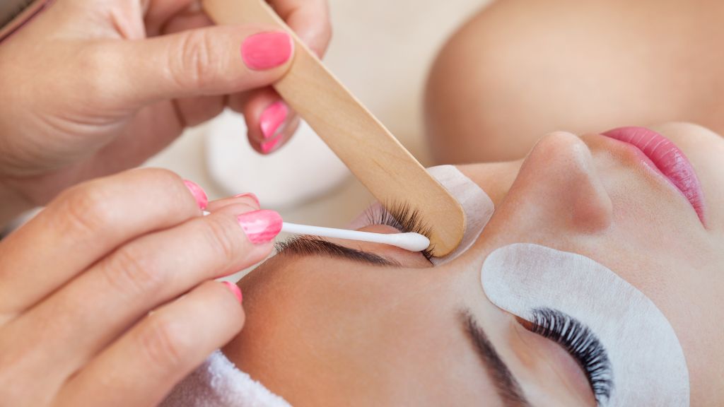 Poznaj trendy w medycynie estetycznej na 2026 rok. Sprawdź, jak przyciągnąć klientki, zainwestować w technologie i rozwinąć biznes z pomocą Grow Pay.